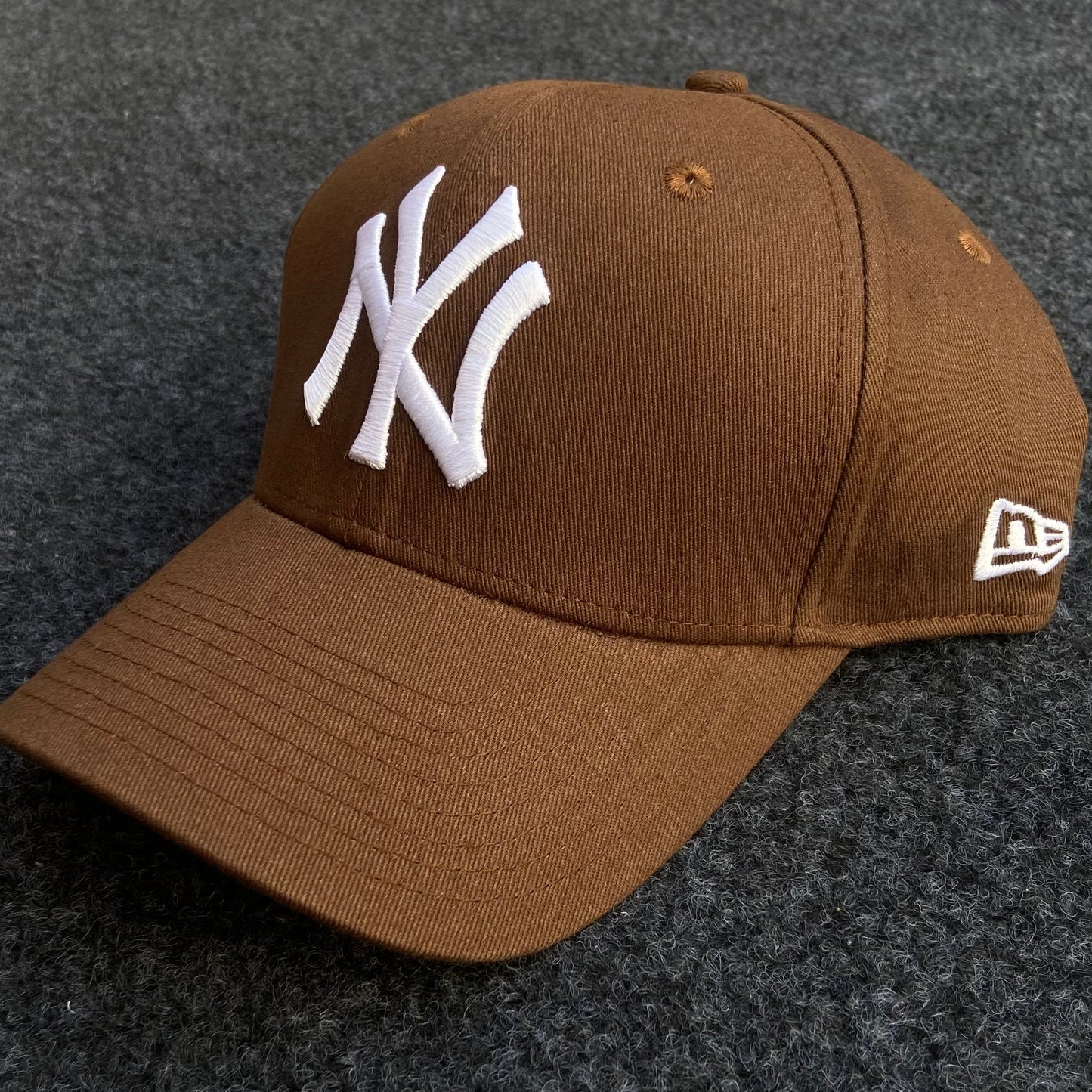New Era NY 9FORTY League Essential Brown Cap
