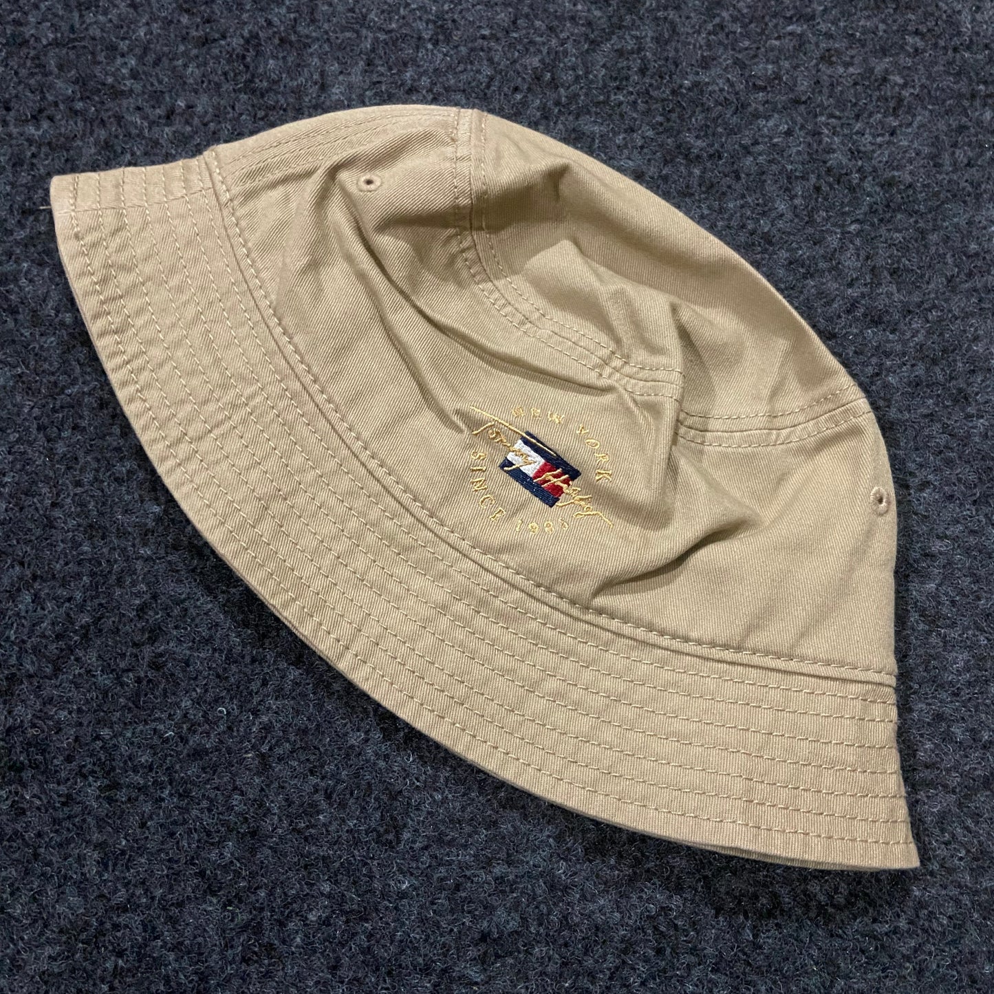 Tommy Hilfiger New York Beige Bucket Hat – Unisex