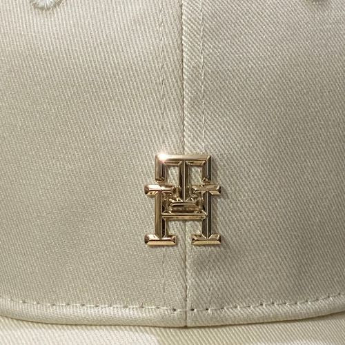 Tommy Hilfiger TH Monogram Plaque baseball cap in classic beige organic cotton with gold-tone hardware